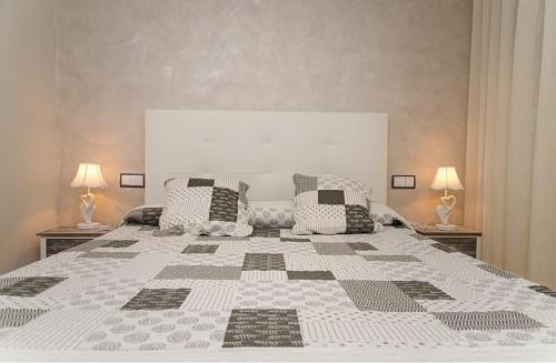 萨莫拉唐罗德里戈旅馆的大卧室配有一张大床和两盏灯