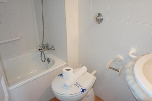 卡莱利亚德帕拉弗鲁赫尔Estudi Park Golfet的白色的浴室设有卫生间和水槽。