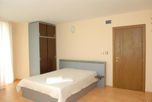 桑丹斯基比斯特瑞萨家庭酒店的一间卧室配有一张床和一扇木门