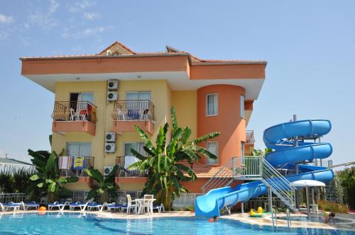 锡德亚乌兹翰酒店的酒店前方设有滑梯的游泳池
