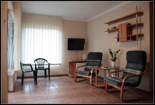 乌斯特卡Domki Zacisze的客厅配有桌椅和电视