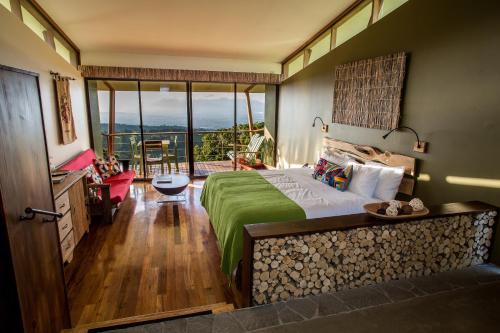 ZarceroChayote Lodge的酒店客房设有一张床和一个阳台。