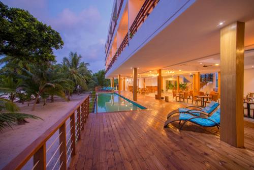达拉万度基哈海滩酒店的一座带游泳池和甲板的房子