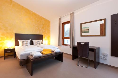 克林克科灵卡海景酒店的一间卧室配有一张床、一张书桌和一面镜子
