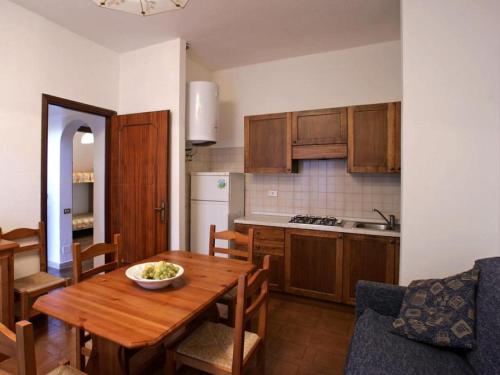 奥尔贝泰洛Giannella Appartamenti的厨房以及带木桌的用餐室。