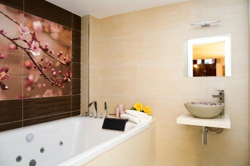 哈隆Casa Grimalt的带浴缸和盥洗盆的浴室