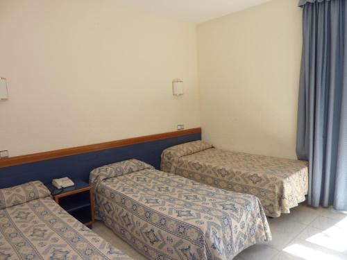 巴塞罗那罗马雷阿尔酒店的一间客房内配有两张床的房间
