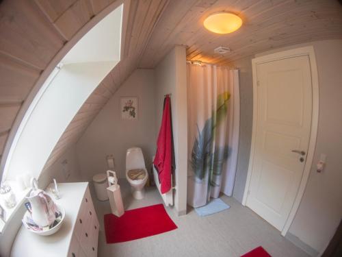福旺洛特斯住宿加早餐旅馆的阁楼浴室设有白色水槽和门。