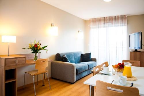图卢兹图卢兹圣​​米歇尔拉格朗日公寓式酒店*** 的客厅配有沙发和桌子