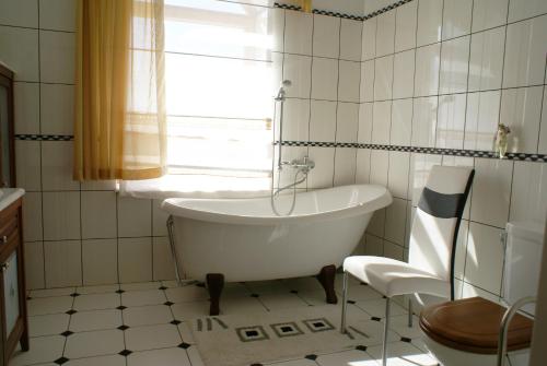叶尔加瓦Spacious rooms in peaceful Jelgava area的白色的浴室设有浴缸和窗户。