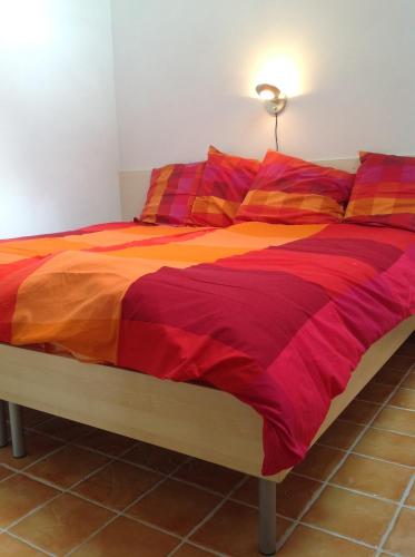 WichmondBeeldend Buiten的床上有五颜六色的被子