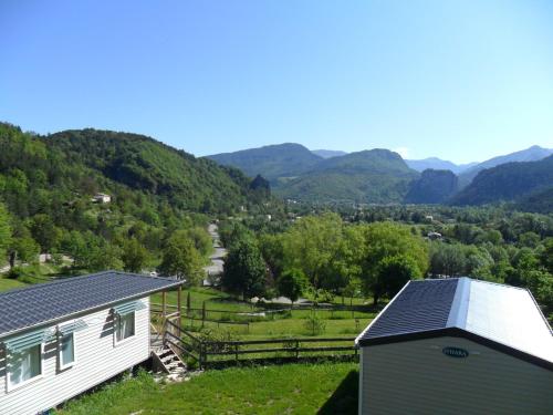 卡斯特拉讷Residence de Plein Air Panoramique à la Porte des Gorges du Verdon的享有山谷山景的度假屋