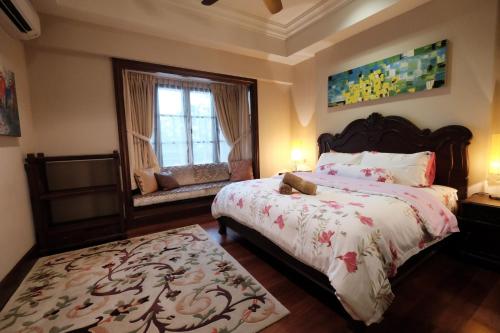 马六甲马六甲河奢华公寓的一间卧室设有一张大床和一个窗户。