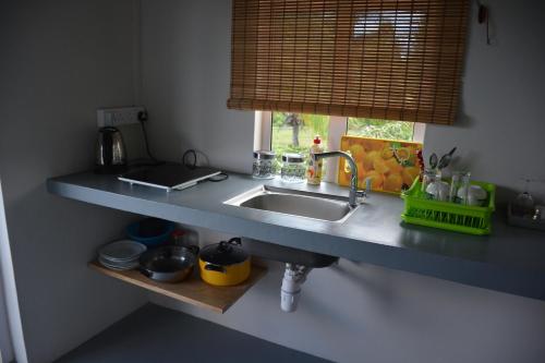 Tigraviers Bed & Breakfast的厨房或小厨房