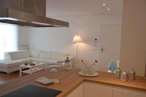 莫诺波利Porto Nuovo Holiday Home的客厅配有白色的沙发和桌子