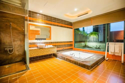 永康OHYA Chain Boutique Motel-Yongkang的大型浴室设有浴缸和淋浴。