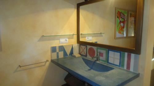 福尔内利斯ESGLESIA 4 by SOM Menorca的一间带水槽和镜子的浴室