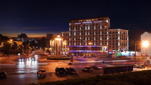 基辅迪尼普洛酒店的夜间停车的城市