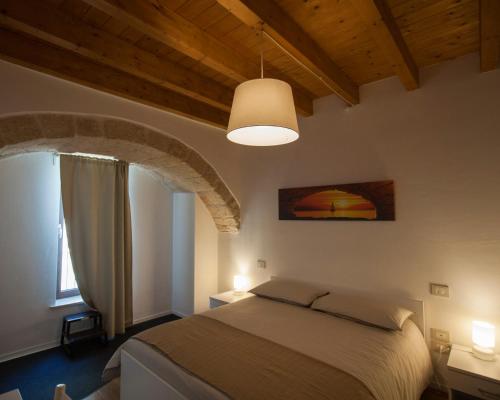 孔韦尔萨诺Dimora Nonna Rosa的一间带一张床的卧室,位于带木制天花板的房间内