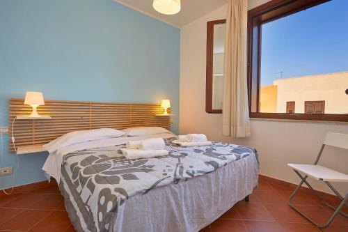 法维尼亚纳法维戈纳纳酒店的一间卧室设有一张大床和一个窗户。