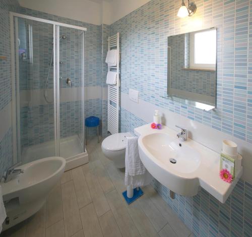 努马纳Giglio Del Conero的一间带水槽、淋浴和卫生间的浴室