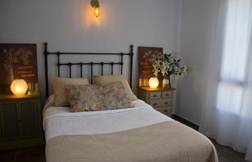 塔里法Casa "Tata Lily" Tarifa. VFT/CA/02337的一间卧室配有一张带2个床头柜和2盏灯的床。
