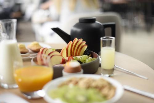 戛纳Five Seas Hotel Cannes, a Member of Design Hotels的一张桌子,上面放着一盘食物和一碗水果