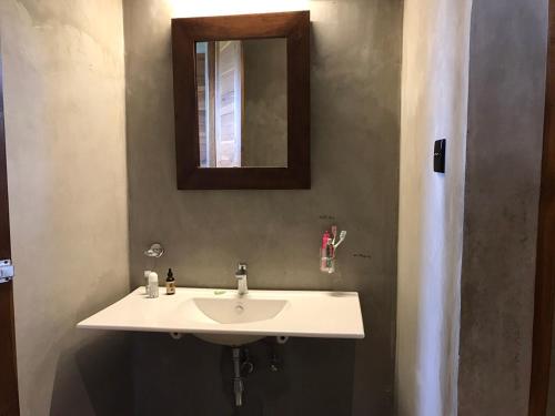 雅拉Tree Tops Yala的浴室设有白色水槽和镜子