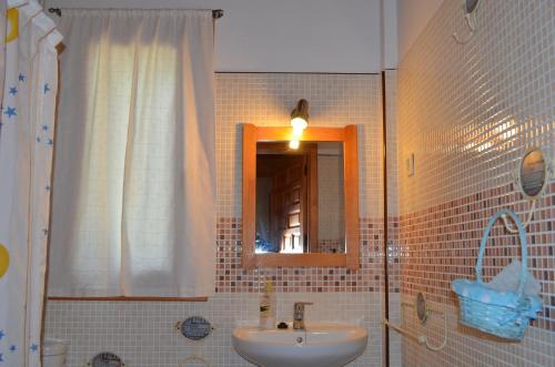 安度亚尔帕拉耶圣希内斯公寓的一间带水槽和镜子的浴室