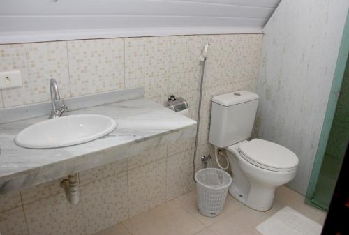 康塞桑-杜马图登特鲁Pousada do Lago Ltda的一间带卫生间和水槽的浴室