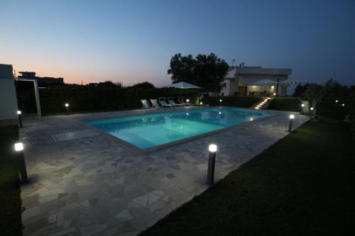 莫诺波利Apulia Bianca的后院的游泳池