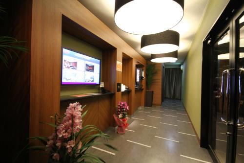 高松大东京酒店（仅限成人）的鲜花走廊和墙上的电视