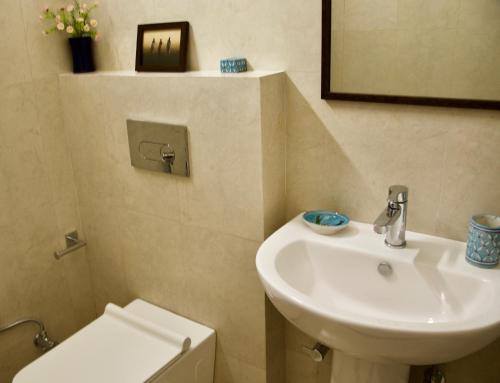 斋浦尔帕缇克尼瓦斯住宿加早餐旅馆的浴室配有白色水槽和卫生间。