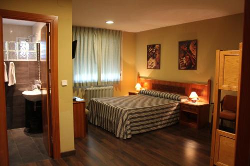 比利亚尔瓦德拉谢拉塔布拉左酒店的酒店客房设有床和水槽