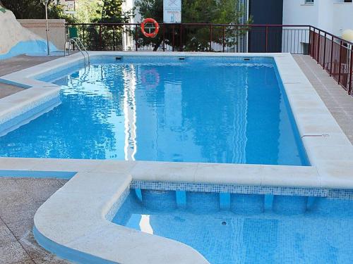 卡拉德费斯特拉特La Cala Finestrat Apartment的庭院里的一个蓝色海水游泳池