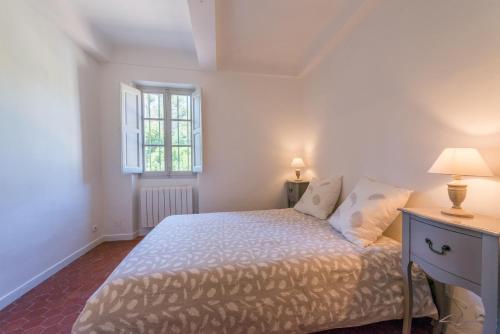 滨海拉塞讷Grand Balaguier的一间小卧室,配有床和窗户