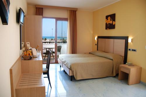 维耶斯泰马克酒店的酒店客房设有一张床铺、一张桌子和一个阳台。