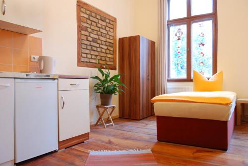 波茨坦波茨坦老城酒店的一间位于客房中间的带一张床的厨房