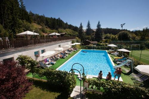 巴塞尔加·迪·皮纳Hotel Scoiattolo的一个大型游泳池周围的人