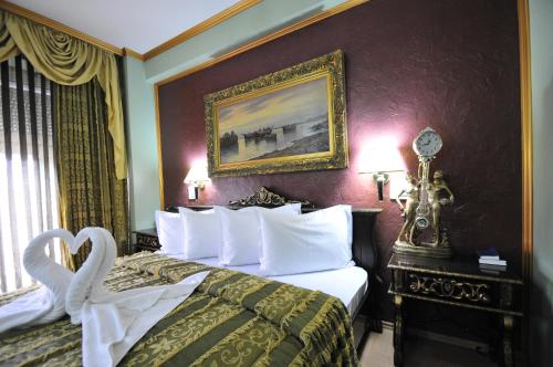 蒂米什瓦拉大使酒店的酒店客房,配有一张带天鹅的床