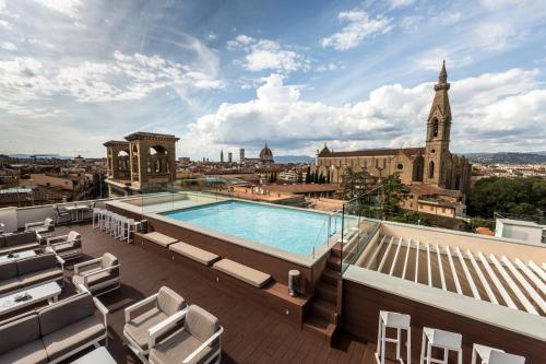 佛罗伦萨露可西广场酒店的从带游泳池的建筑屋顶上欣赏美景