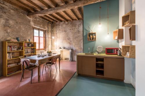 米兰Un posto a Milano - guesthouse all'interno di una cascina del 700的一间厨房,里面配有桌椅