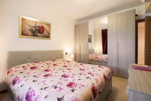 诺瓦拉Airone Apartment的一间卧室,床上有粉红色的鲜花