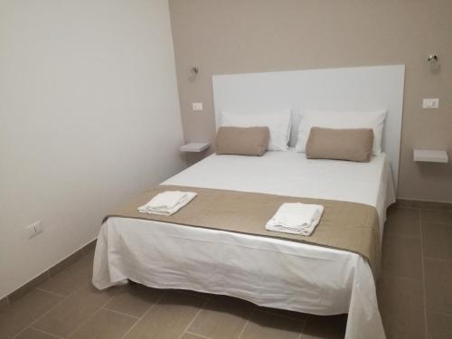 加拉托内Cuore Galateo的一间卧室配有一张大床和两条毛巾