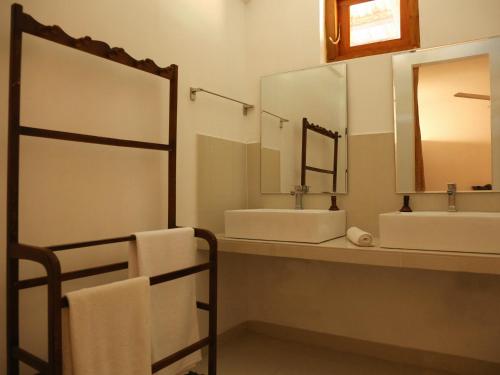 帕西库达Pasikudah Eco Village Hotel的一间带两个盥洗盆和大镜子的浴室