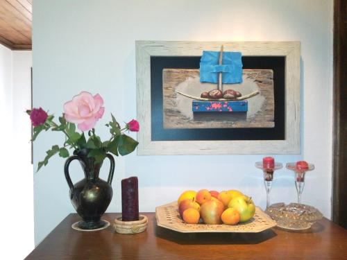 特里亚夫纳爱特姆咖麟酒店的一张桌子,上面有水果和墙上的照片