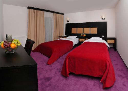 古拉哈莫卢洛伊托卡贝勒芙酒店的酒店客房 - 带两张红色床罩