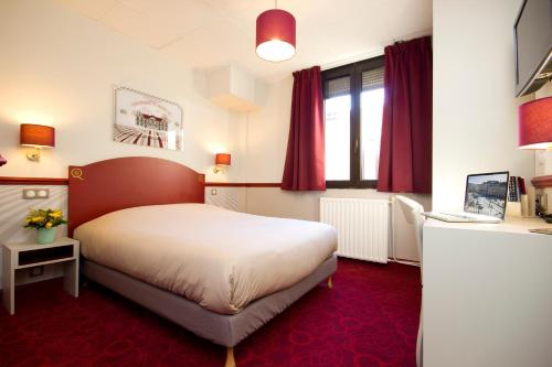 波尔多DES四姐妹酒店的酒店客房,配有床铺和红地毯