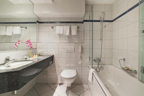 达沃斯孔格里斯酒店的带浴缸、卫生间和盥洗盆的浴室
