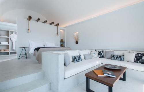 易莫洛林Azar Luxury Villas & Suites的白色的客厅配有沙发和1张床